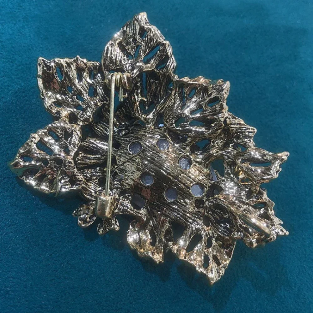 Flower Shape Crystal Decorated Brooch